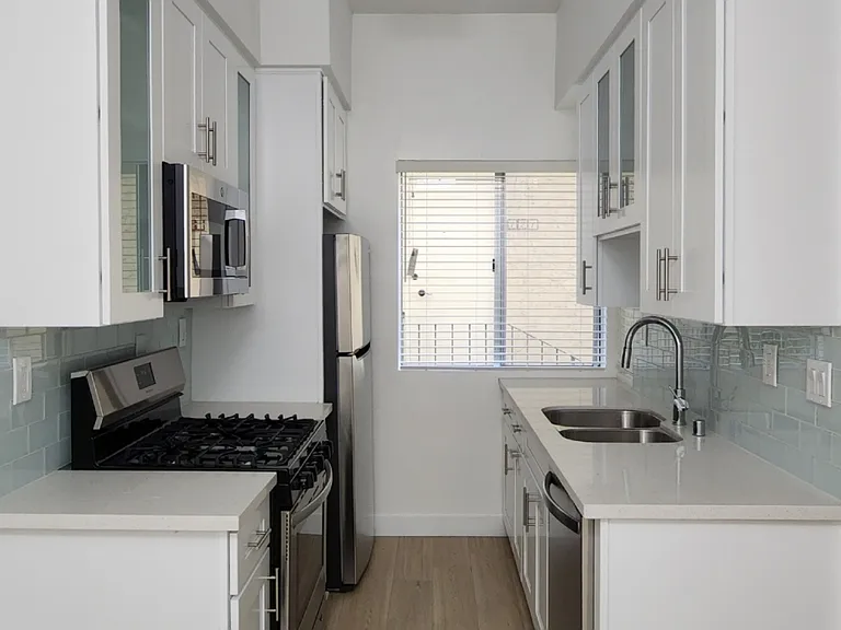 12340 Rochester Ave — Photo 7