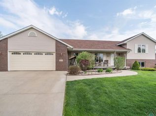 804 Par Tee Dr, Hartford, SD 57033