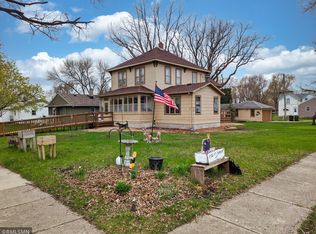 320 S 9th St, Bird Island, MN 55310