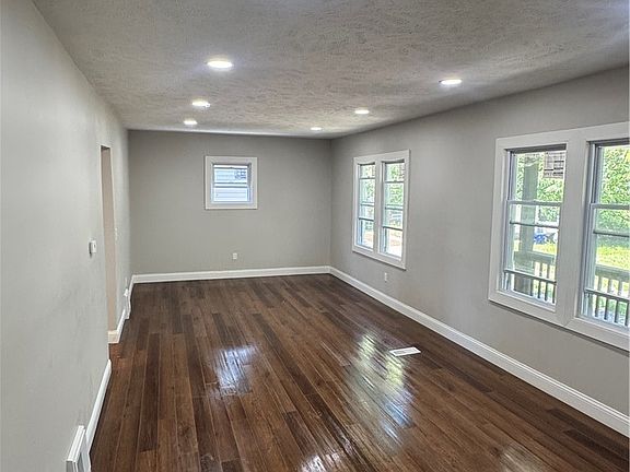 4th image of 13704 Deise Ave