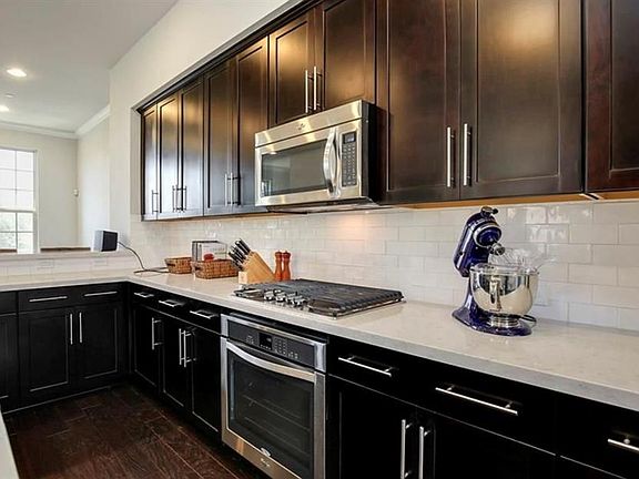 4th image of 525 W Royal Ln