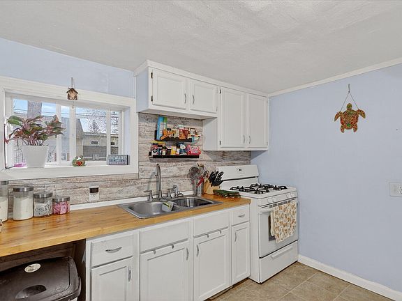3rd image of 620 E Green St