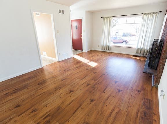 Living room w/fireplace
