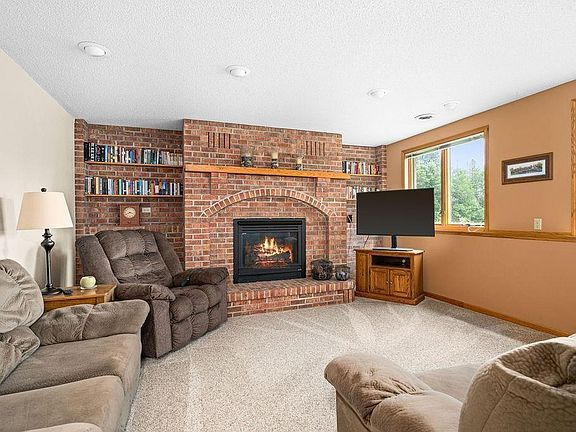 5th image of 321 Carriage Hill Dr