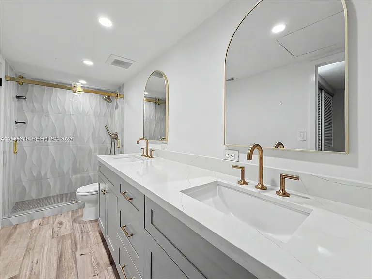 90 Edgewater Dr #818 — Photo 5