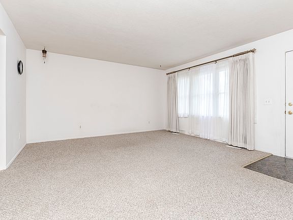 3rd image of 1722 Hoover Dr