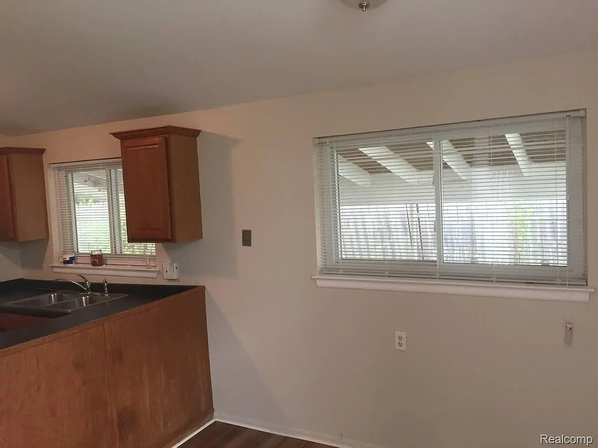 3 bed, 1050 sqft, $1,750 — Photo 2