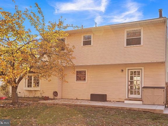 5th image of 233 E Seneca Dr