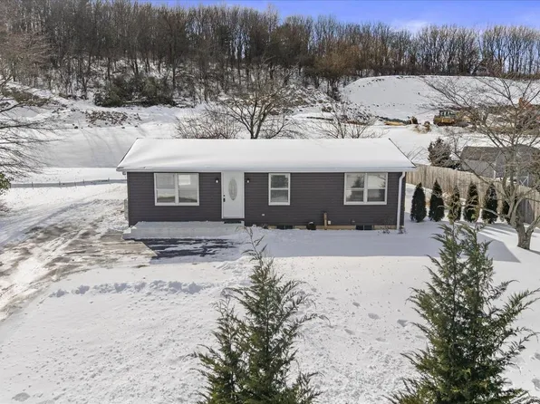 8694 Sheffield Manor Blvd, Waynesboro, PA 17268