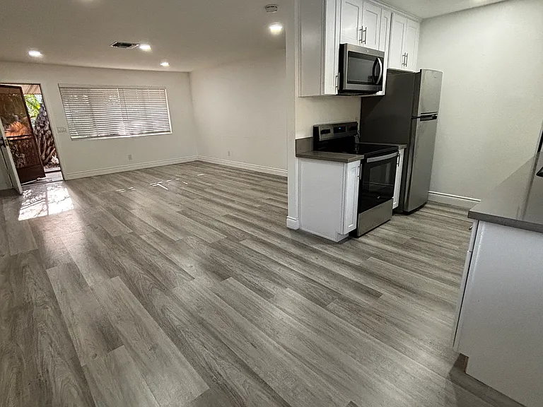 145 W Grove St #B — Photo 5