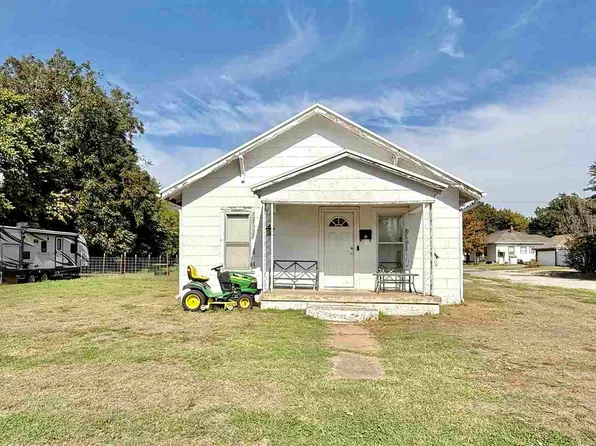 902 W College Ave, Blackwell, OK 74631