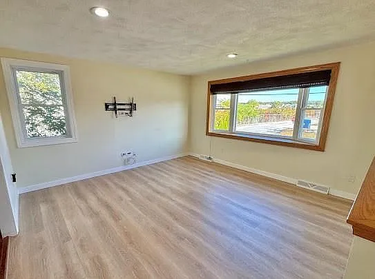 3 bed, 1.0 bath, 1728 sqft, $3,400 — Photo 4