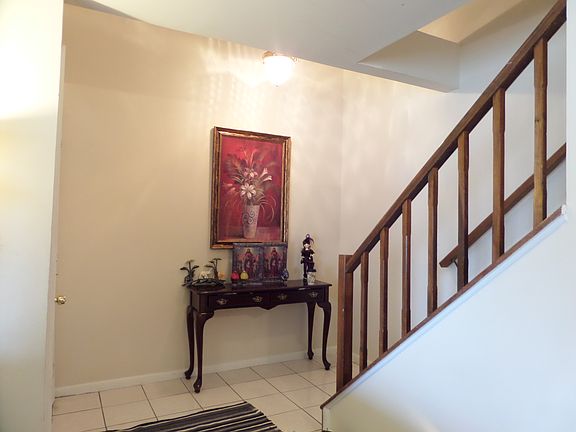4th image of 1055 Warwick Ct