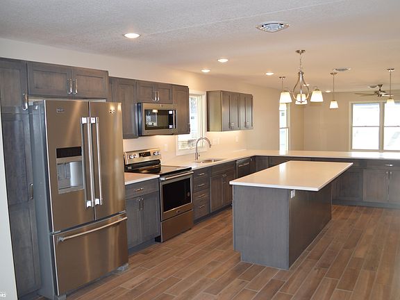 3rd image of 301 Oak Hill Ct