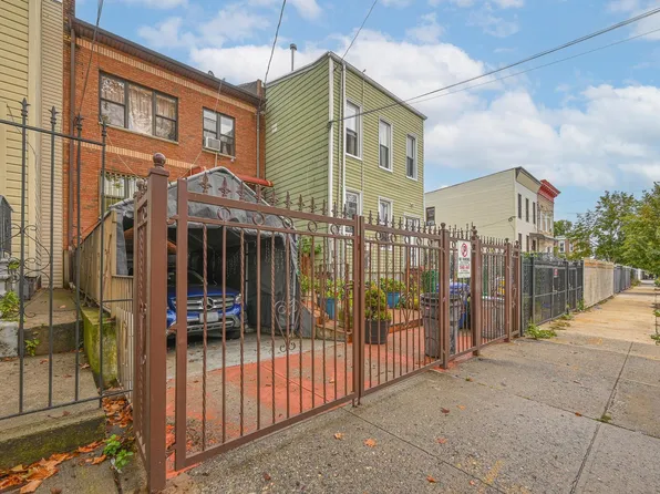 121 Montauk Avenue image 12 of 19