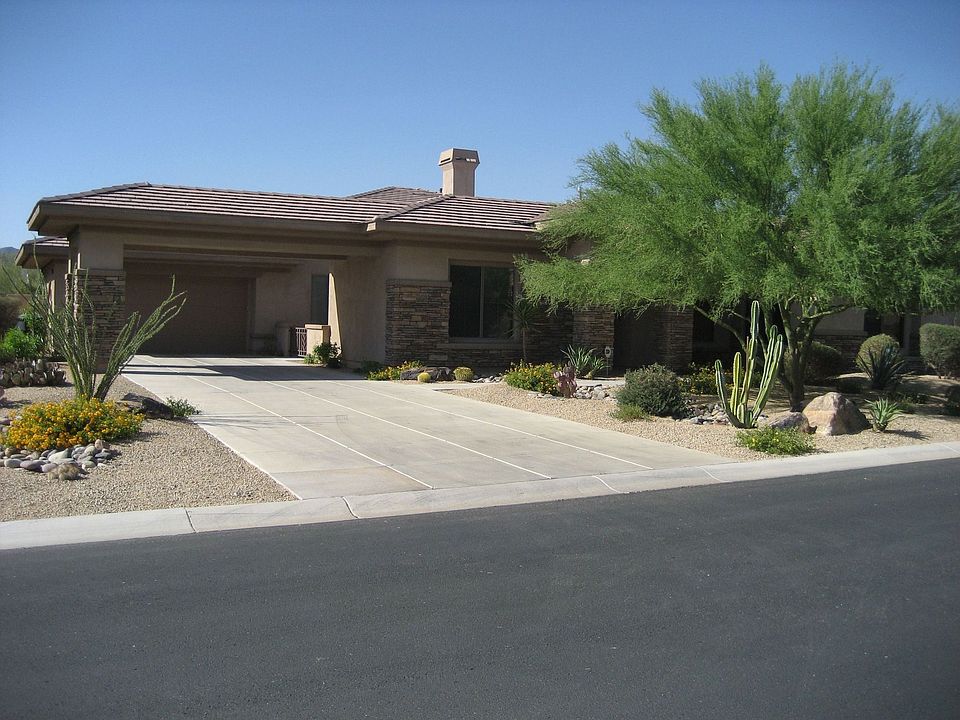 Front of Home-has a "Porte Cache"