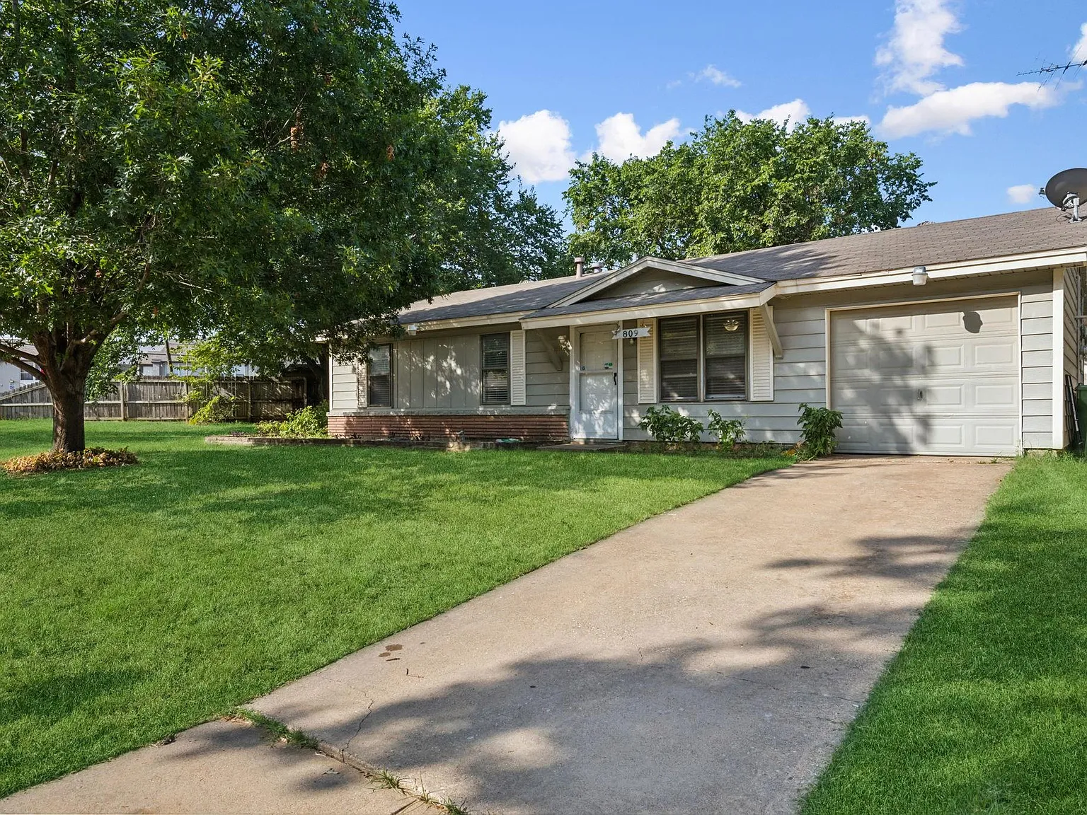 3 bed, 999 sqft, $2,000 — Photo 2