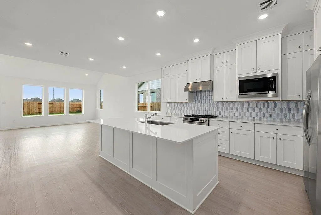4 bed, 3.0 bath, 2410 sqft, $2,750 — Photo 4