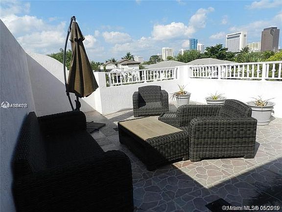 4th image of 604 SW 10th St #0