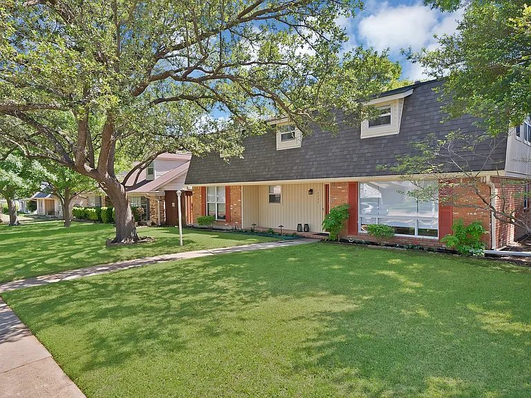 1427 Stagecoach Dr — Photo 2
