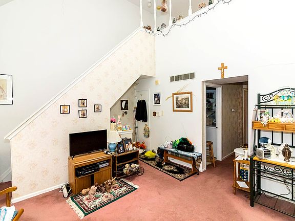2nd image of 132 Knoll Dr