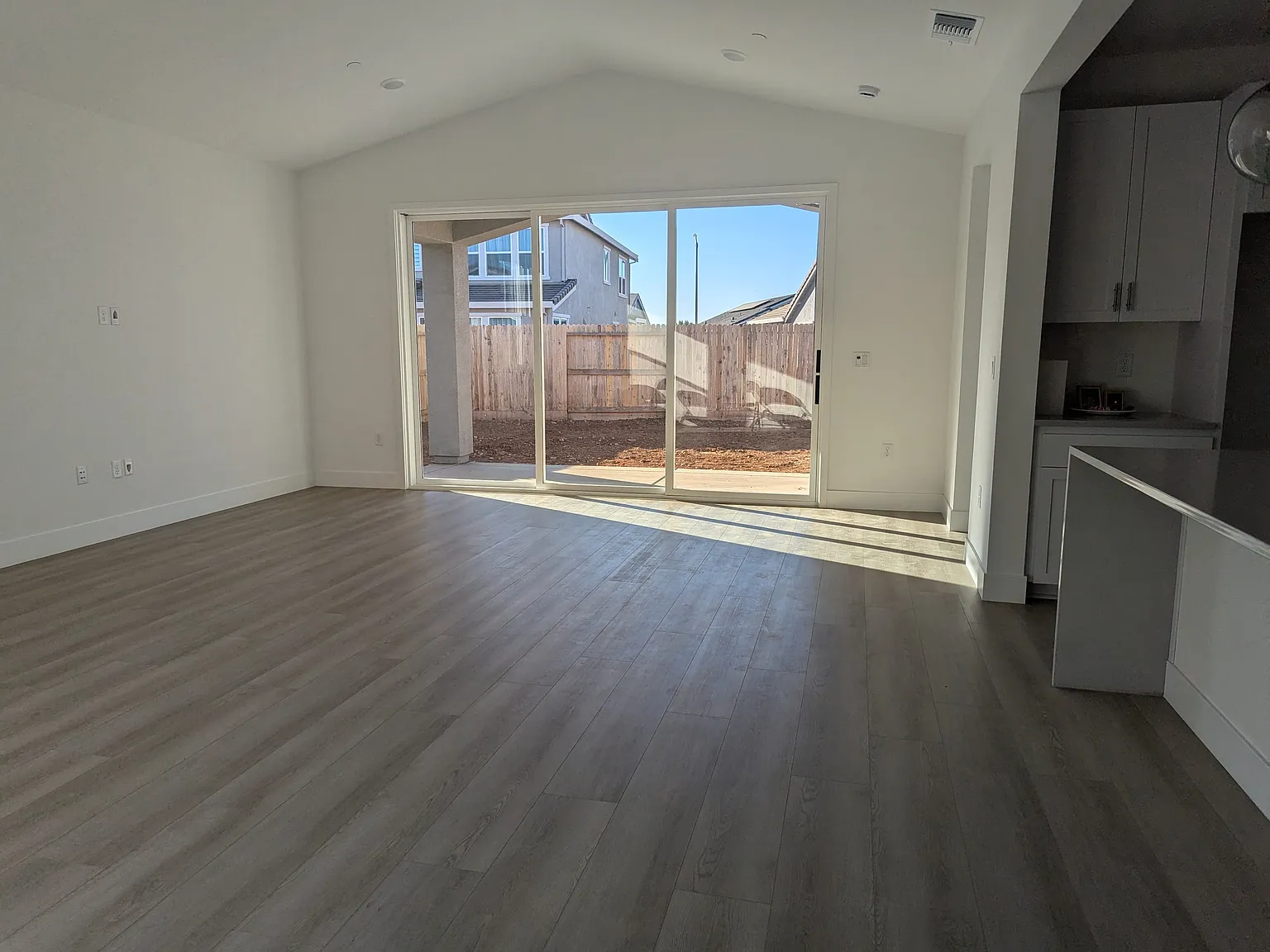4 bed, 2080 sqft, $2,995 — Photo 4