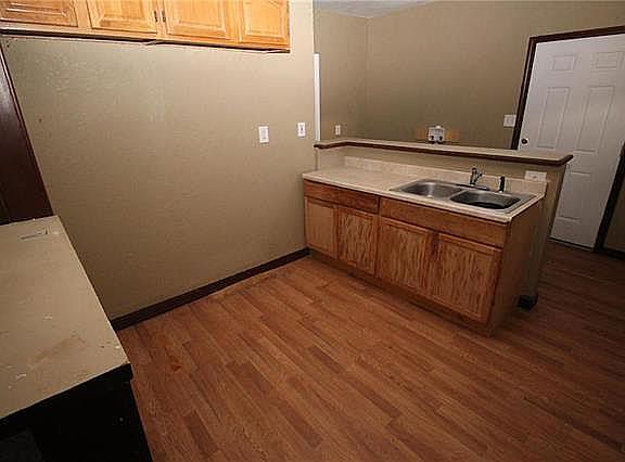 5th image of 3312 Moulton Ave