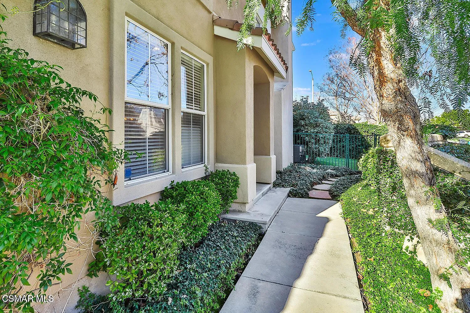 3 bed, 3.0 bath, 1672 sqft, $3,700 — Photo 3