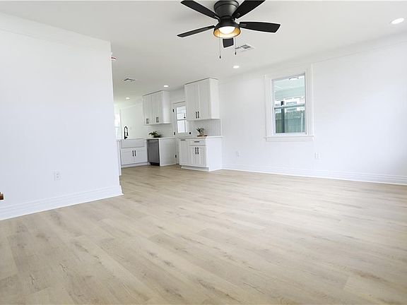 5th image of 4416 Calumet St
