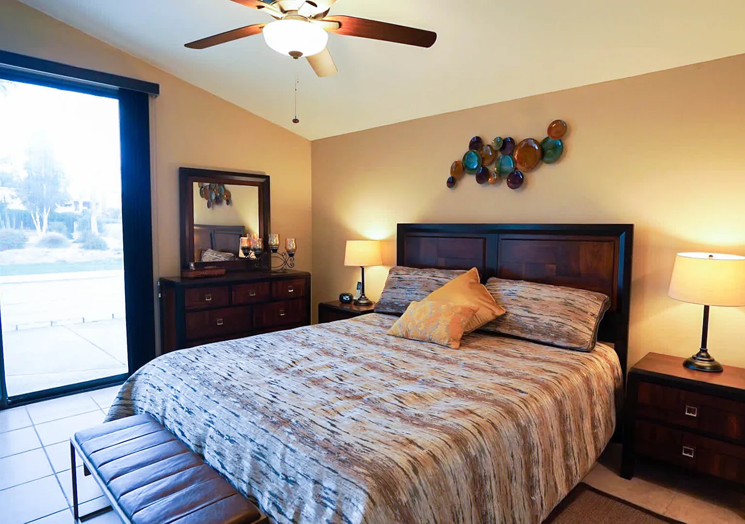 Stylish Condo with Golf Course Views — Photo 3