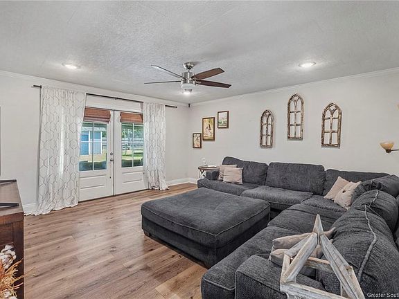4th image of 2404 Francis Dr