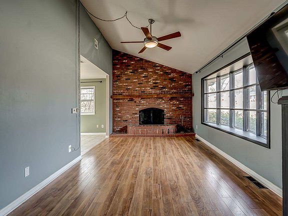 5th image of 701 W Hartwood Ave