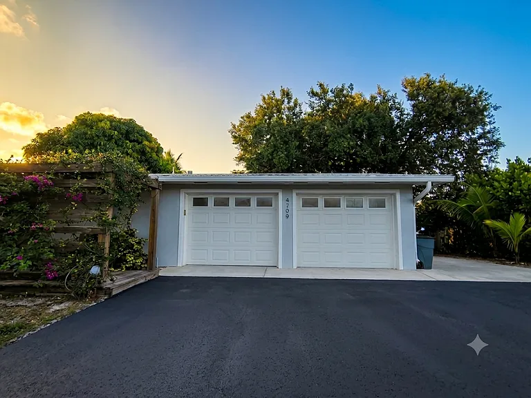 4799 SE Horseshoe Point Rd — Photo 1