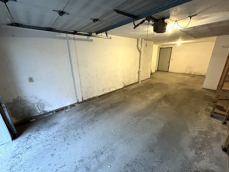 Oversized 1-Car, Attached Garage