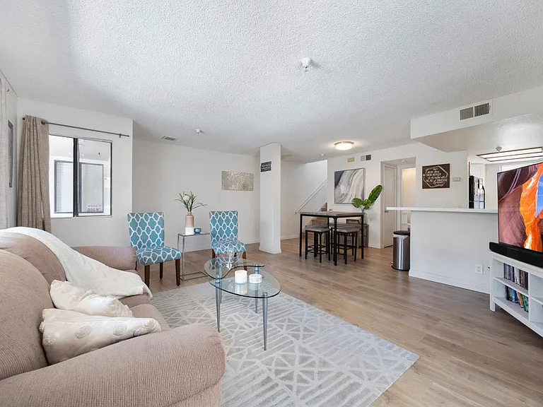 313 E Pine St #18 — Photo 40