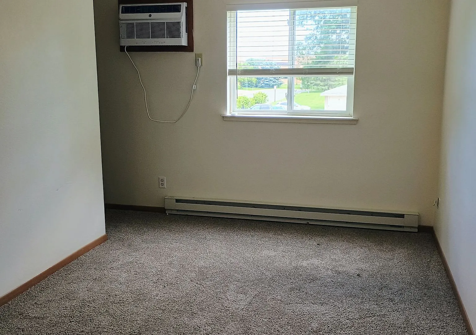 Charming 1 Bedroom Apartment in Quiet Montgomery Neighborhood $900/month — Photo 2