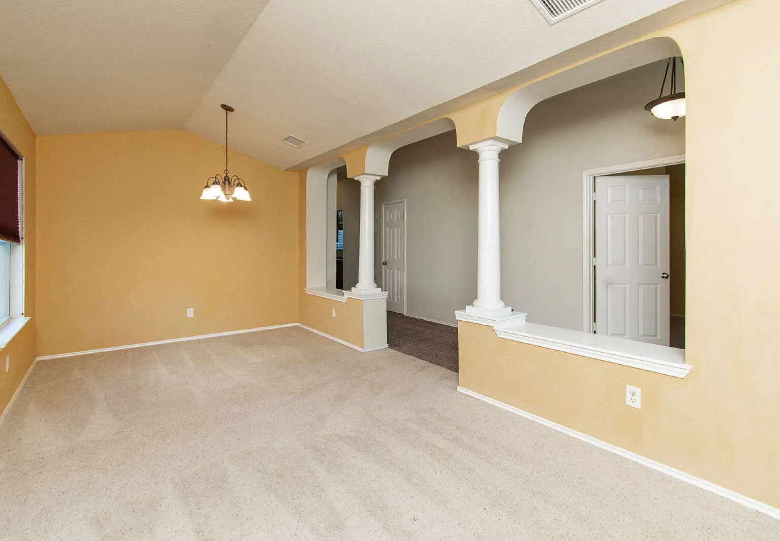 4 bed, 2.0 bath, 2326 sqft, $1,775 — Photo 2
