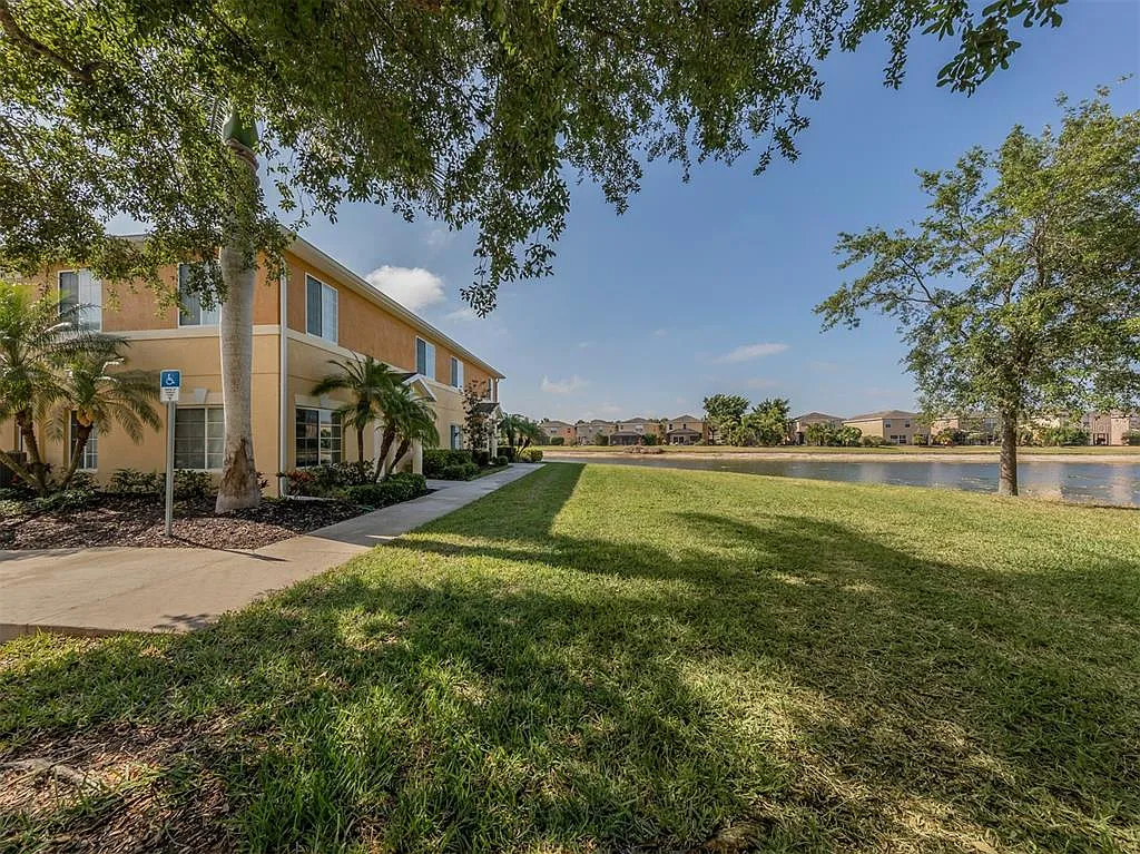 3 bed, 2.5 bath, 1302 sqft, $2,000 — Photo 1