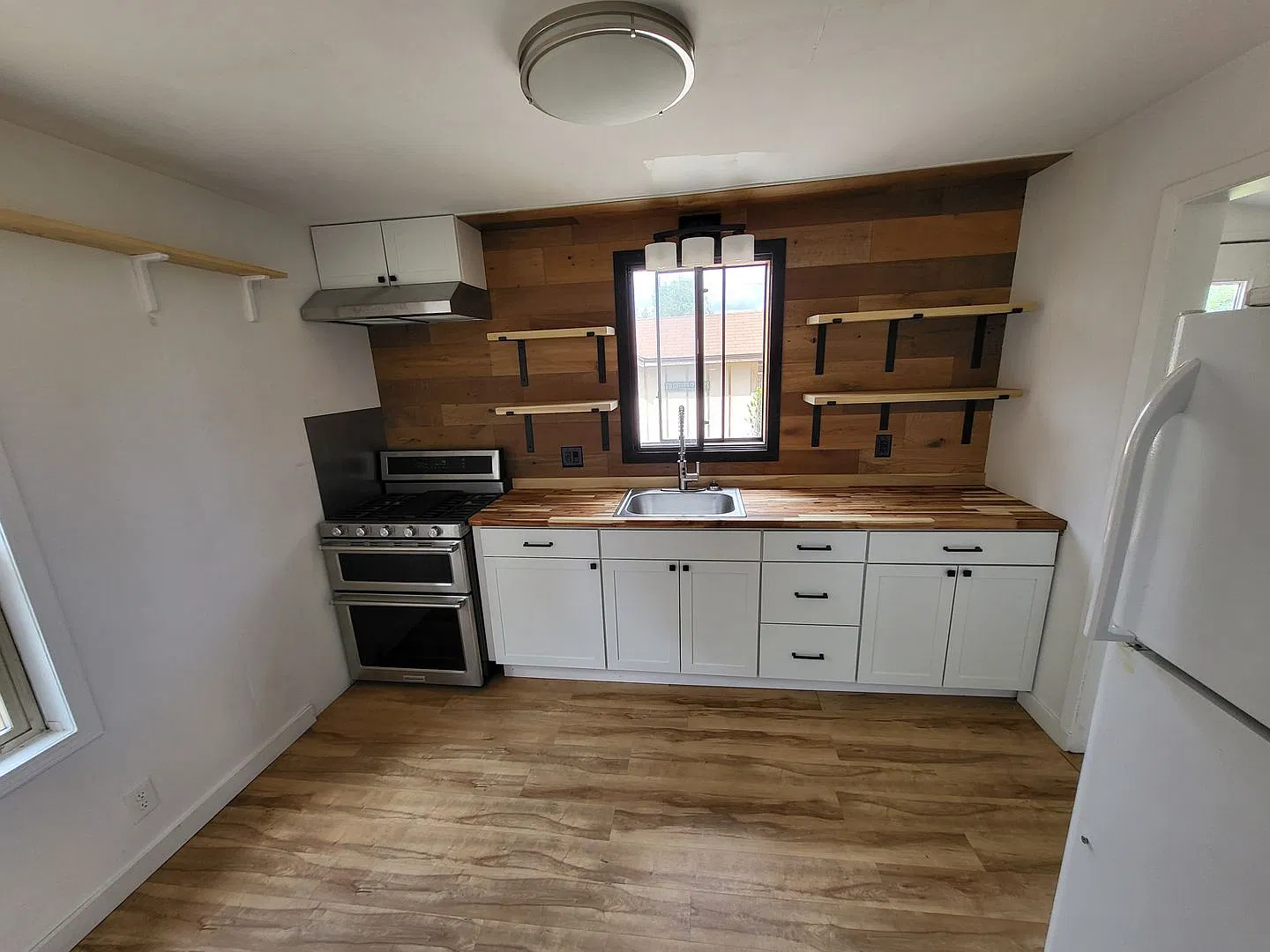1390 NW Cumberland Ave — Photo 3