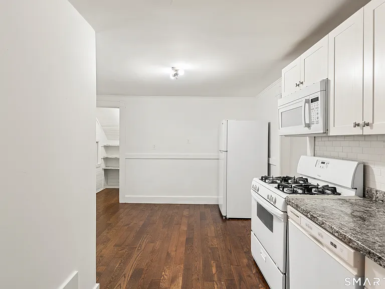 318 Suburban Ave — Photo 16