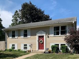 702 Wildwood Ln, Streamwood, IL 60107