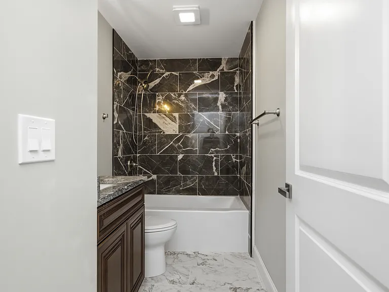 470 Oakville Ave — Photo 6