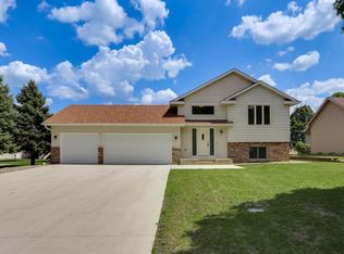 1017 Bluestem Ln, Lester Prairie, MN 55354