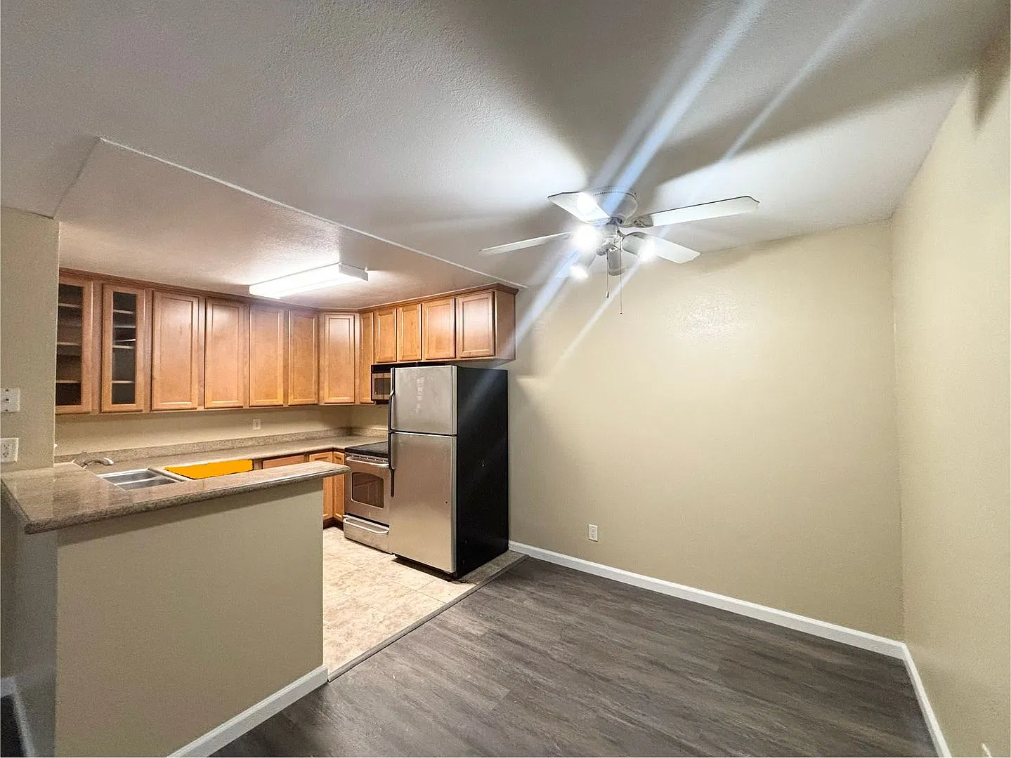 Cozy Two Bedroom Two Bathroom Rosemont Condo — Photo 4