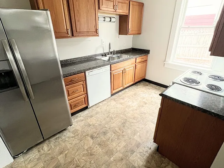 320 Kenyon St — Photo 2