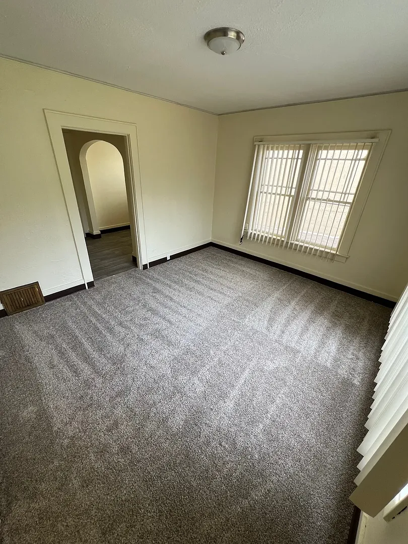 Elaine Apartments — Photo 2