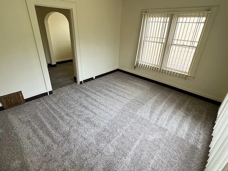 Elaine Apartments — Photo 2