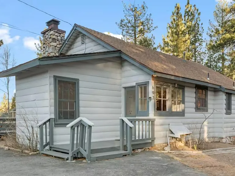 697 Chipmunk Ln — Photo 1