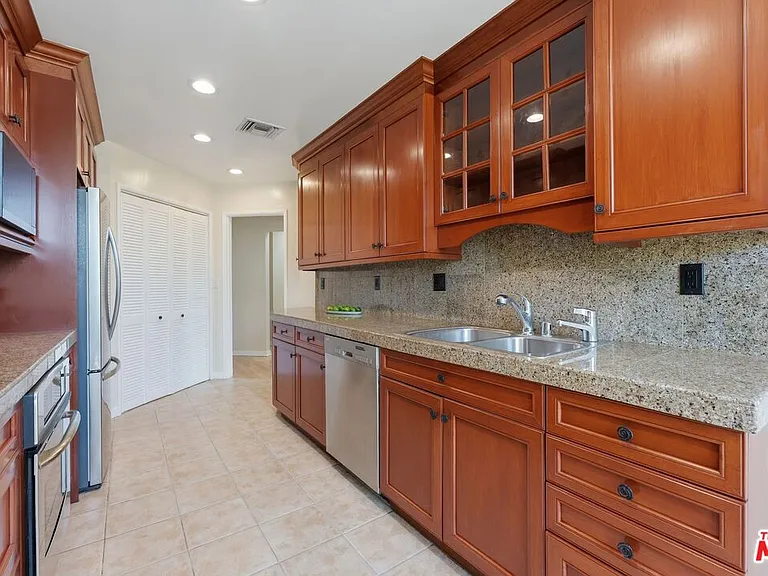 1315 Roxbury Dr #201 — Photo 12