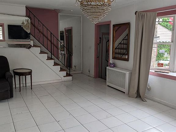 3rd image of 1067 Julia St